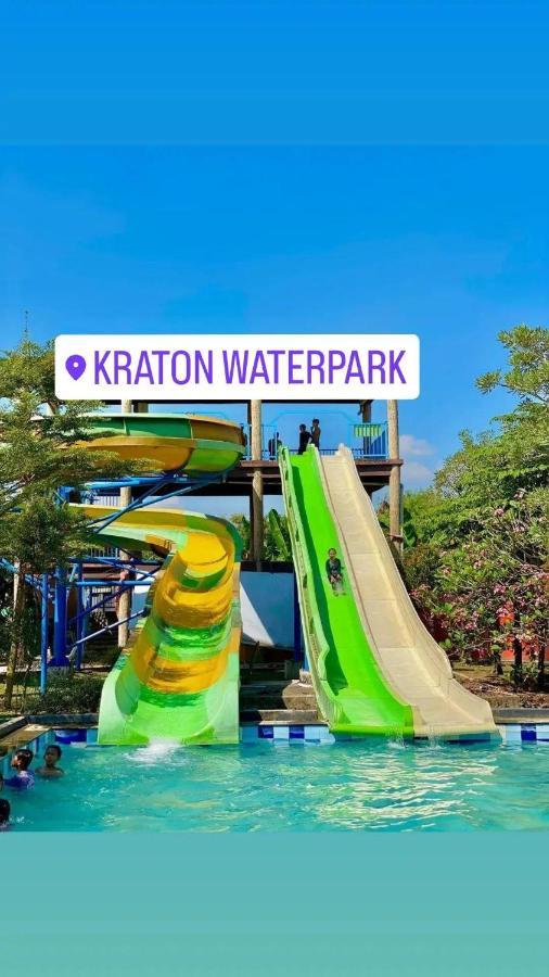Ndalem Kraton Hotel Sidoarjo Zewnętrze zdjęcie